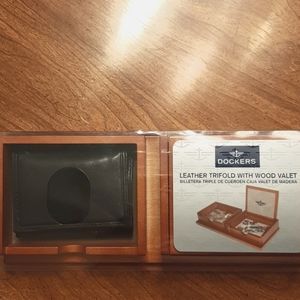 Dockers Leather Trifold Wallet w/Wood Valet